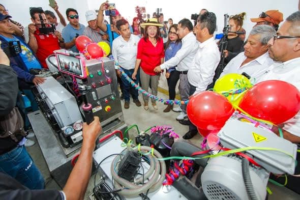 Gobernadora Regional de Lima Entrega Planta de Hielo a Pescadores Artesanales de Chilca para Fortalecer la Cadena de Frío