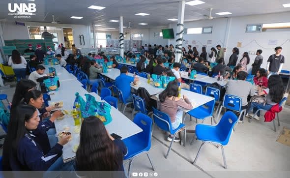 La Universidad Nacional de Barranca Ilumina la Navidad de sus Estudiantes con un Almuerzo Especial